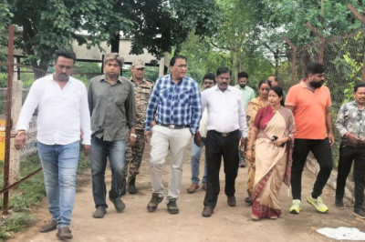 रायपुर नाका मुक्तिधाम में चल रहे उन्नयन व सुंदरीकरण कार्य का निरीक्षण करने महापौर टीम के साथ पहुँची...