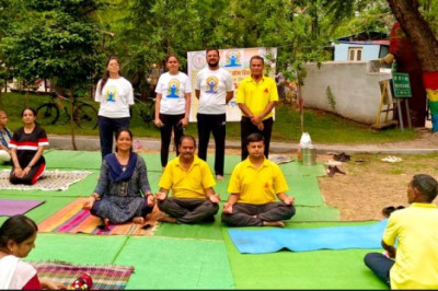 निशुल्क योग शिविर में समनवित सामूहिक योग का प्रदर्शन...