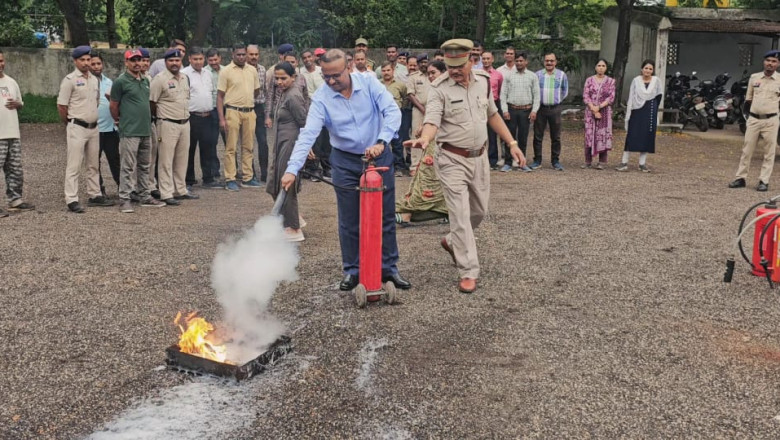 पुलिस महानिरीक्षक दुर्ग रेंज के निर्देशन में आपातकालीन स्थिति में बचाव हेतु “फायर एक्सटिंग्विशर ट्रेनिंग” का आयोजन