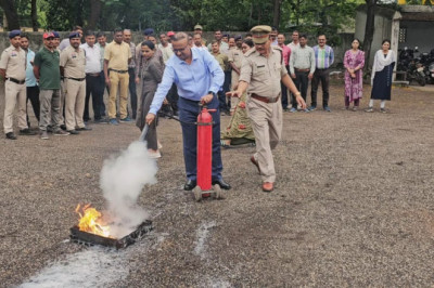 पुलिस महानिरीक्षक दुर्ग रेंज के निर्देशन में आपातकालीन स्थिति में बचाव हेतु “फायर एक्सटिंग्विशर ट्रेनिंग” का आयोजन