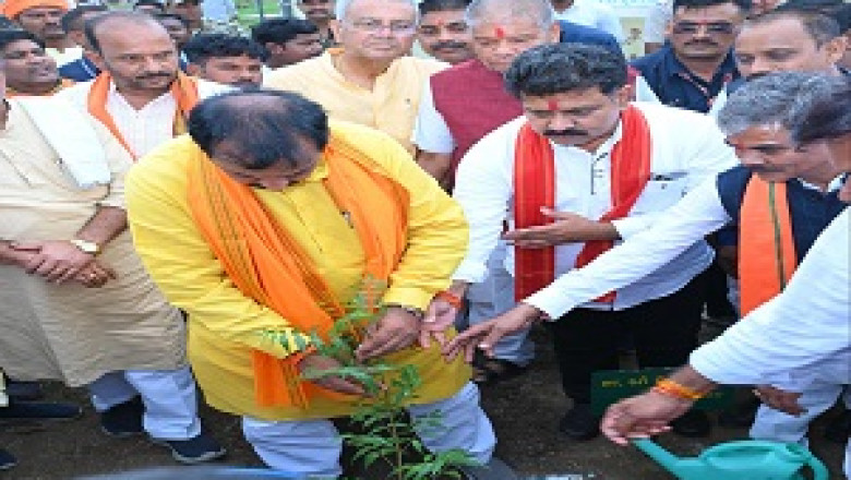 उप मुख्यमंत्री विजय शर्मा ने 'एक पेड़ माँ के नाम' अभियान के तहत किया मौलसिरी के पौधे का रोपण I...