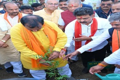 उप मुख्यमंत्री विजय शर्मा ने 'एक पेड़ माँ के नाम' अभियान के तहत किया मौलसिरी के पौधे का रोपण I...