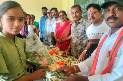 बजरंगपुर, नवागाँव हाई स्कूल में आयोजन नवप्रवेशी छात्र- छात्राओं का तिलक लगाकर स्वागत किया