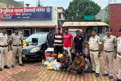 हुडको भिलाई के मकान से सोने के जेवरात सहित लेपटाप, ए.सी, बर्तन सिलेंडर एवं कपड़े की चोरी करने वाले आरोपी पुलिस की गिरफ्त में ...