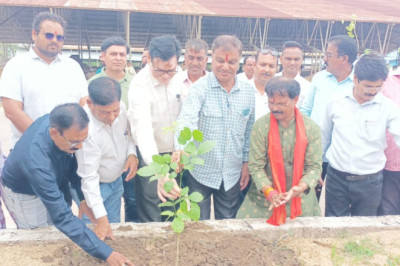 विज्ञान महाविद्यालय एवं कृषि उपज मण्डी में आयोजित वृक्षारोपण कार्यक्रम में वृक्षो की रक्षा करने संकल्प लेने महापौर ने की अपील