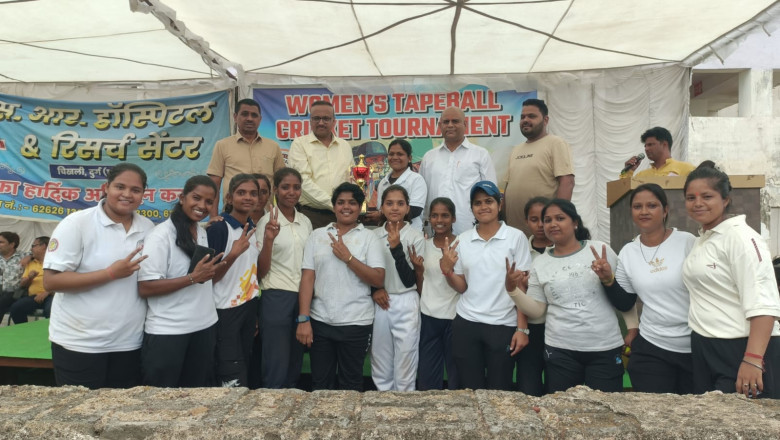 मुख्य अतिथि श्रीराम गोपाल गर्ग आई.जी. छग पुलिस दुर्ग द्वारा किया गया महिला खिलाड़ीयों का सम्मान...