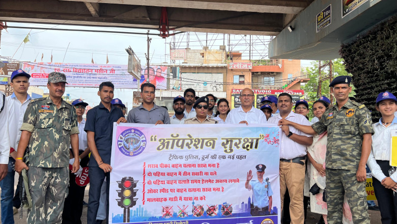 ऑपरेशन सुरक्षा_ अभियान के तहत ई रिक्शा चालको को सुपेला चौक में रोकर गुलाब फूल देकर यातायात नियमों का पालन करने समझाईस दी गई....