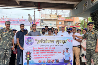 ऑपरेशन सुरक्षा अभियान के तहत ई रिक्शा चालको को सुपेला चौक में रोकर गुलाब फूल देकर यातायात नियमों का पालन करने समझाईस दी गई