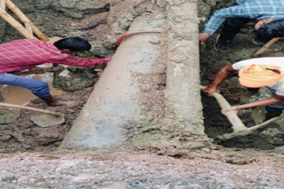 पुलगांव मेन रोड में फूटे पाईप का लाईन का निगम के जलगृह विभाग ने कराया मरम्मत...
