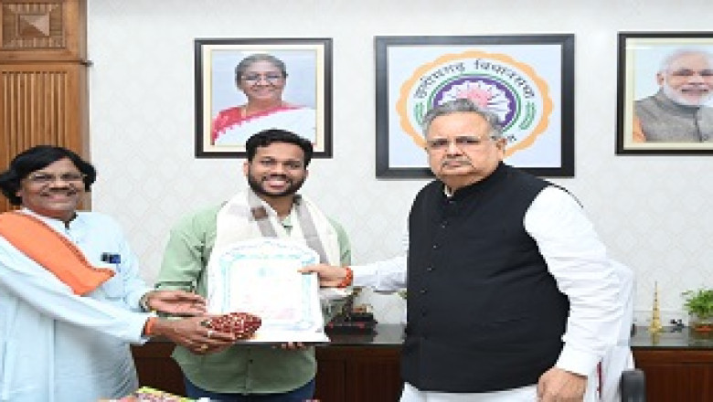 विधानसभा अध्यक्ष डॉ, रमन जी  के हाथों सम्मानित हुए लोक गायक तुषान्त...