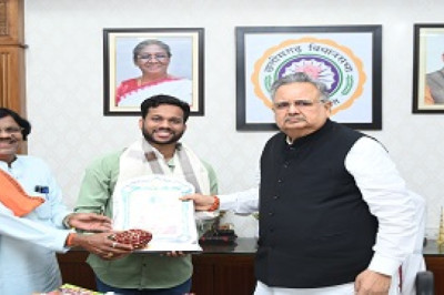 विधानसभा अध्यक्ष डॉ, रमन जी  के हाथों सम्मानित हुए लोक गायक तुषान्त...