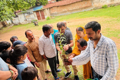 वार्ड निरीक्षण के लिए महापौर सुबह पहुॅचे वार्ड नं. 26, सामुदायिक भवन एवं पुलिया निर्माण के लिए किया स्थल निरीक्षण...