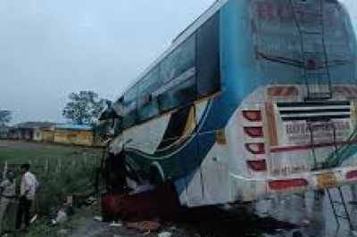बस और हाइवा के बीच जोरदार भिड़ंत , 3 लोगों की मौत,कई घायल...