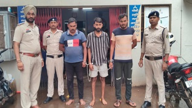 आरोपियों से दो नग मोटर सायकल, तीन नग मोबाईल एवं नगदी 3000 रूपये कुल 1,50,000 रूपये का मशरूका जप्त किया