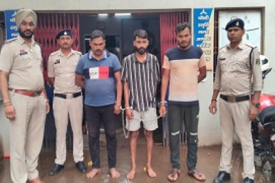 आरोपियों से दो नग मोटर सायकल, तीन नग मोबाईल एवं नगदी 3000 रूपये कुल 1,50,000 रूपये का मशरूका जप्त किया