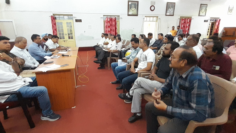 बैठक में बाजार क्षेत्र में प्रातः 11 बजे से वन वे करने, समान दुकान के अंदर रखने और फ्लाई ओव्हर के नीचे ठेला खोमचा व्यस्थित लगाने तथा पार्किंग व्यवस्था करने संबंधी हुई चर्चा...