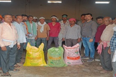 सैकड़ो किसान प्रतिदिन अपनी आवश्यकता अनुसार  खाद बीज का कर रहे उठाव...