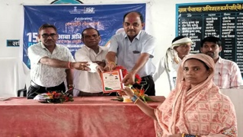 शिविर में लोगोें को आयुष्मान कार्ड, आधार कार्ड पंजीयन की दी जा रही है सुविधा...