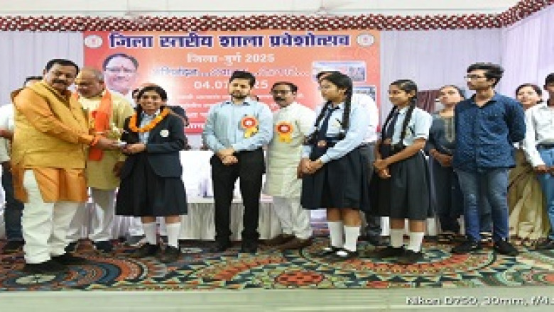 नव प्रवेशी बच्चों को तिलक लगाकर और मुंह मीठा कर किया गया स्वागत...