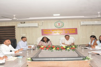 संभागायुक्त ने ली राजस्व अधिकारियों की बैठक...