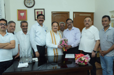 ऑल इंडिया ऑर्गनाइजेशन ऑफ केमिस्ट्स एंड ड्रगिस्ट्स (AIOCD) के एक उच्चस्तरीय प्रतिनिधिमंडल ने आज केंद्रीय स्वास्थ्य एवं परिवार कल्याण मंत्री श्री जगत प्रकाश नड्डा जी से उनके निवास पर बिलासपुर (हिमाचल प्रदेश) में भेंट की...