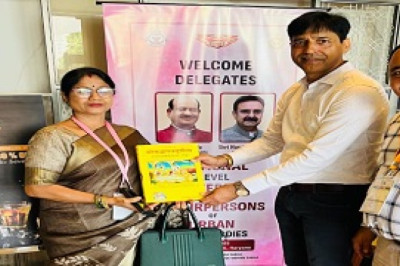 समापन समारोह में महापौर श्रीमती अलका बाघमार को श्रीमद भगवत गीता भेंट देकर  हुई सम्मानित...