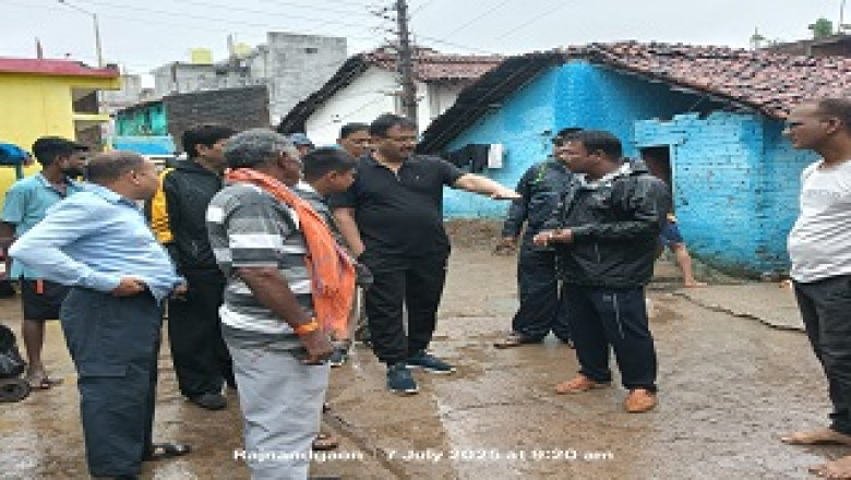 निगम आयुक्त शहर का भ्रमण कर पानी भरान क्षेत्रों  से पानी को कच्ची नाली खोदकर निकासी के दिये निर्देश...