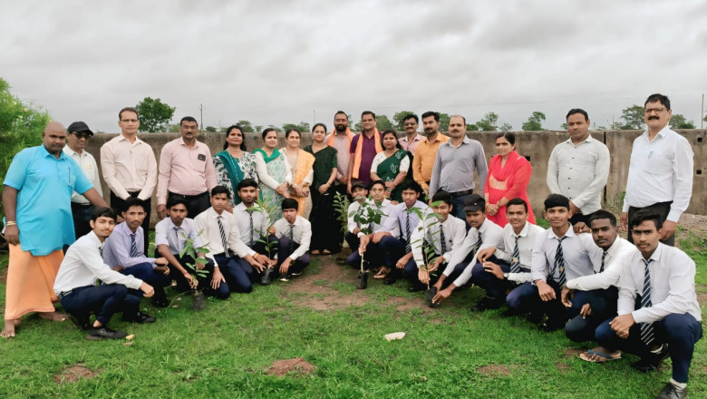 शासकीय उच्चतर माध्यमिक विद्यालय मचांदूर में ‘एक पेड़ माँ के नाम‘ अभियान के तहत रोपे गए 200 पौधे,प्रवीण यदु अध्यक्ष भारतीय जनता युवा मोर्चा उतई मंडल हुए शामिल...