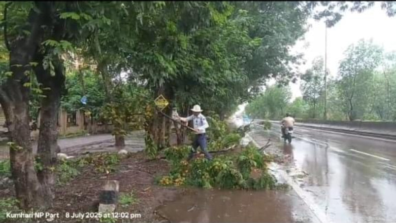 यातायात पुलिस दुर्ग द्वारा पिछले 48 घंटे से हो रही लगातार बारिश के दौरान यातायात व्यवस्था सुगम एवं सुरक्षित बनाने में लगी हुई है...