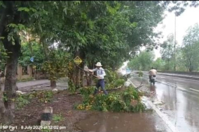 यातायात पुलिस दुर्ग द्वारा पिछले 48 घंटे से हो रही लगातार बारिश के दौरान यातायात व्यवस्था सुगम एवं सुरक्षित बनाने में लगी हुई है...