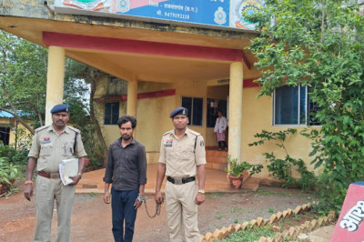 नाबालिक लड़की से बलात्कार मामले में लंबे समय से फरार आरोपी को थाना डोंगरगांव पुलिस ने किया गिरफ्तार ...