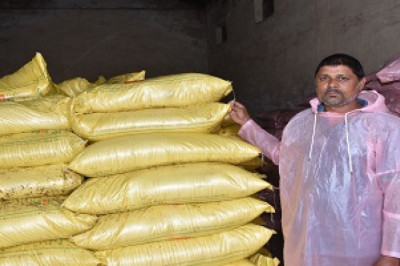 जिले के किसान समितियों में लगातार कर रहे खाद-बीज की खरीदी...