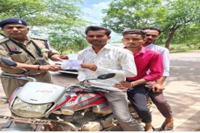 यातायात पुलिस दुर्ग द्वारा कल रात्रि को शाम 06.00 बजे सें देर रात वाहन चालकों की विशेष चेकिंग की गई...