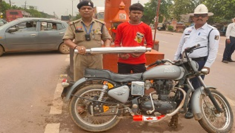 यातायात पुलिस दुर्ग द्वारा मोडिफाईड सायलेंसर, प्रेशर हार्न, ब्लैक फिल्म, तेज रफ्तार एवं लापरवाही पूर्वक वाहन चालक के विरूद्ध लगातार कार्यवाही की जा रही है।