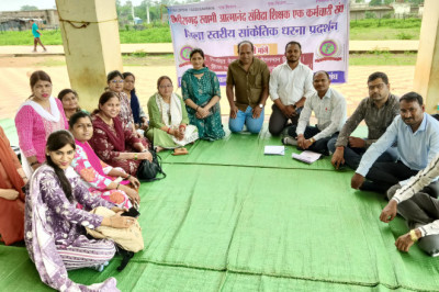 छत्तीसगढ़ के स्वामी आत्मानंद उत्कृष्ट अंग्रेजी माध्यम विद्यालयों में कार्यरत संविदा शिक्षकों एवं कर्मचारियों ने आज मुख्यमंत्री के नाम जिला कलेक्टर में ज्ञापन सौपा....