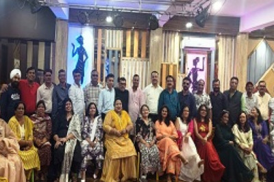 तीन दशक बाद मिले कॉलेज के दोस्त, झूमते-गाते याद किए बीते दिन...