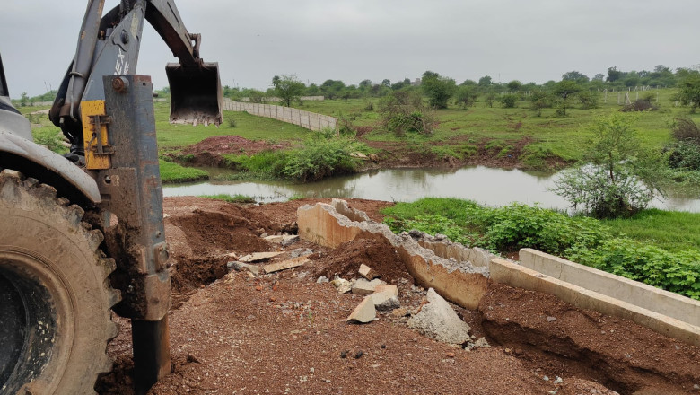 जीवन कालोनी के पीछे शासकीय नाले की जमीन पर नाली निर्माण को निगम की टीम ने तोड़ा...
