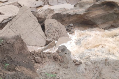 खैरागढ़ —मुढ़ीपार के प्रधानपाठ बैराज से निकली नहर नाली ग्राम दैहान में बीती रात हुई तेज बारिश से क्षतिग्रस्त....