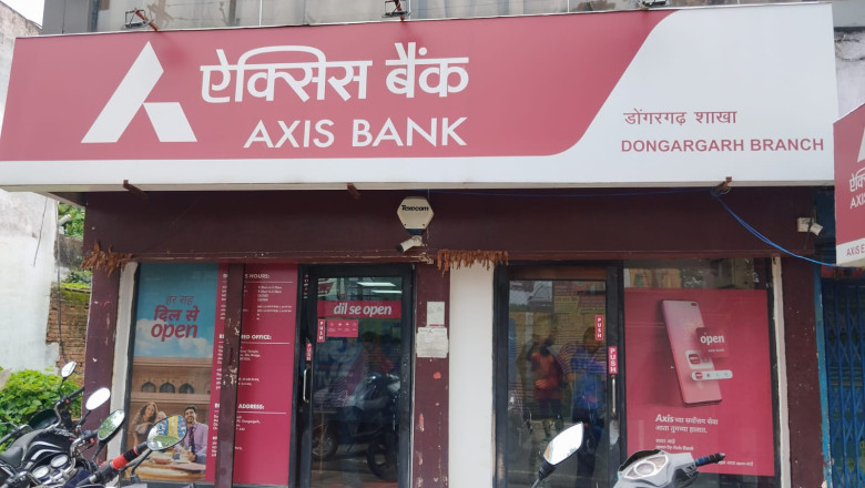एक्सिस बैंक के कर्मचारी द्वारा ग्राहकों के साथ की गई करोड़ों की धोखाधड़ी पर एफ आई आर
