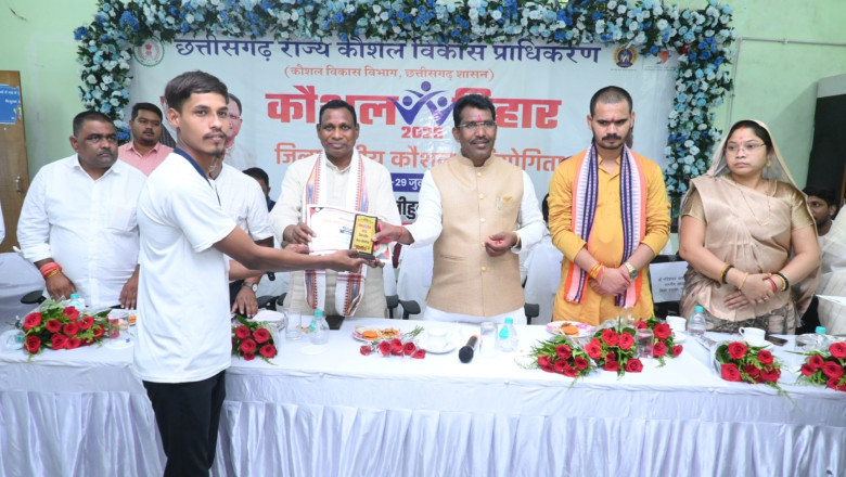 गरियाबंद में कौशल तिहार 2025 राजिम एवं बिन्द्रानवागढ़ विधायक ने जिला स्तरीय कौशल प्रतियोगिता में प्रतिभागियों को किया सम्मानित कौशल तिहार युवाओं को आत्मनिर्भर बनाने की दिशा में एक सशक्त कदम...