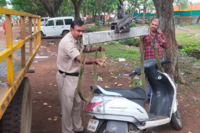 शिव महापुराण कथा आयोजन के दौरान यातायात पुलिस दुर्ग द्वारा रात्रिकालीन यातायात प्रबंधन हेतु विशेष दल की तैनाती की गई.....