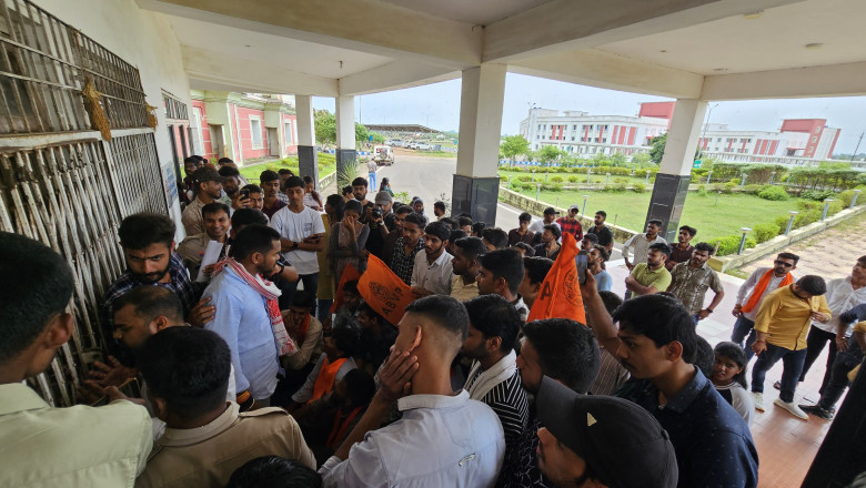 अखिल भारतीय विद्यार्थी परिषद दुर्ग के कार्यकर्ताओ ने स्वामी विवेकानंद तकनीकी विश्वविद्यालय  ( CSVTU) मे हो रहे विभिन्न समस्याओ को लेकर किया आंदोलन....