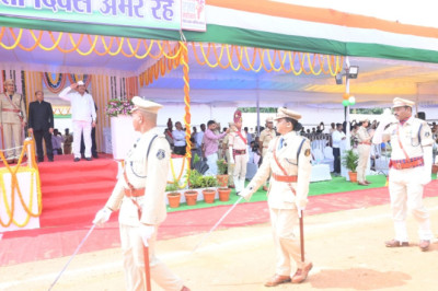 स्वतंत्रता दिवस पर मंत्री दयालदास बघेल ने किया ध्वजारोहण, परेड की सलामी ली...