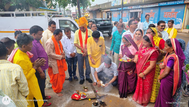 मोतीपुर वार्ड नं. 3 में सामुदायिक भवन एवं रोड निर्माण के लिए महापौर ने किया भूमिपूजन...