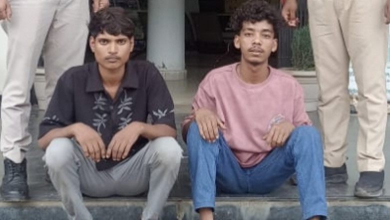 दोनो आरोपी के कब्जे से एक लोहे का चाकू एव लोहे का स्टीलनुमा चाकू को कब्जा पुलिस लिया गया है