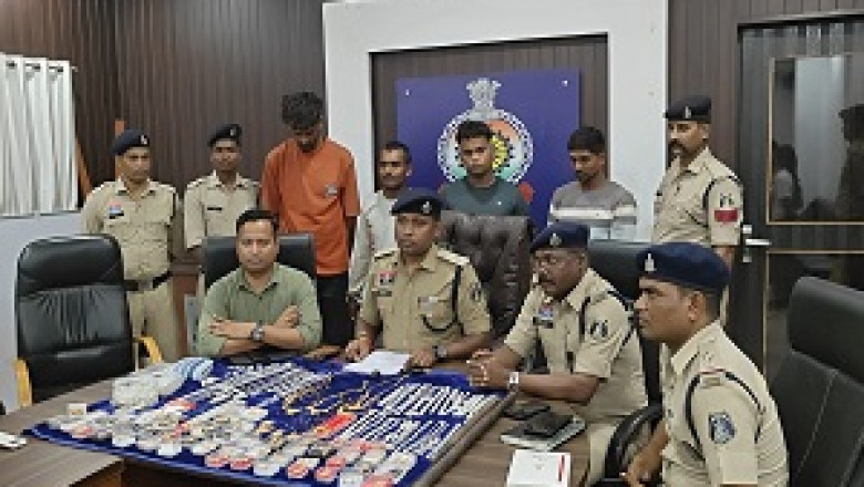 ज्वेलरी दुकान में चोरी करने वाला निगरानी बदमाश अपने साथियों के साथ पुलिस गिरफ्त में, मुख्य आरोपी का पूर्व में चोरी का अपराधिक रिकार्ड है एवं निगरानी बदमाश है...