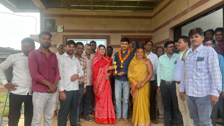 डोम्हाटोला के डोगेंद्र साहू को मिला MBBS में प्रवेश, विधायक हर्षिता स्वामी बघेल ने दी बधाई....