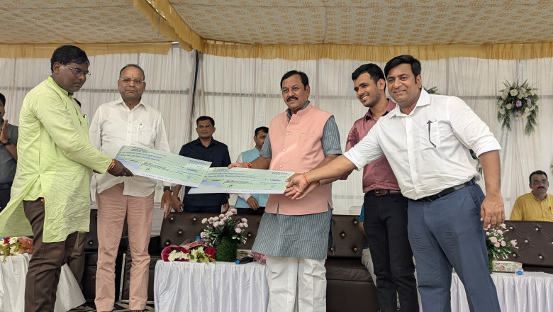 श्री गणेशा फायरवर्क्स फैक्ट्री का भव्य उद्घाटन आज पूर्व कैबिनेट मंत्री अजय चंद्राकर ने फीता काटकर किया। इस अवसर पर उन्होंने फैक्ट्री का भ्रमण कर उत्पादन कार्यों का अवलोकन भी किया...