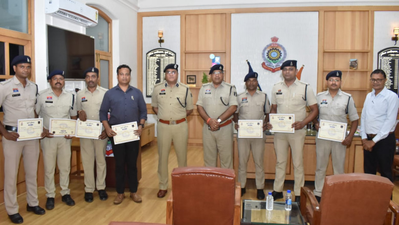 पुलिस के कर्मचारियों को श्रीमान वरिष्ठ पुलिस अधीक्षक द्वारा प्रशस्ति पत्र से किया गया सम्मानित...
