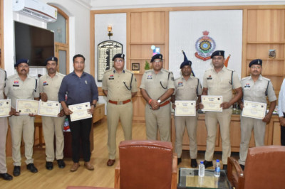 पुलिस के कर्मचारियों को श्रीमान वरिष्ठ पुलिस अधीक्षक द्वारा प्रशस्ति पत्र से किया गया सम्मानित...